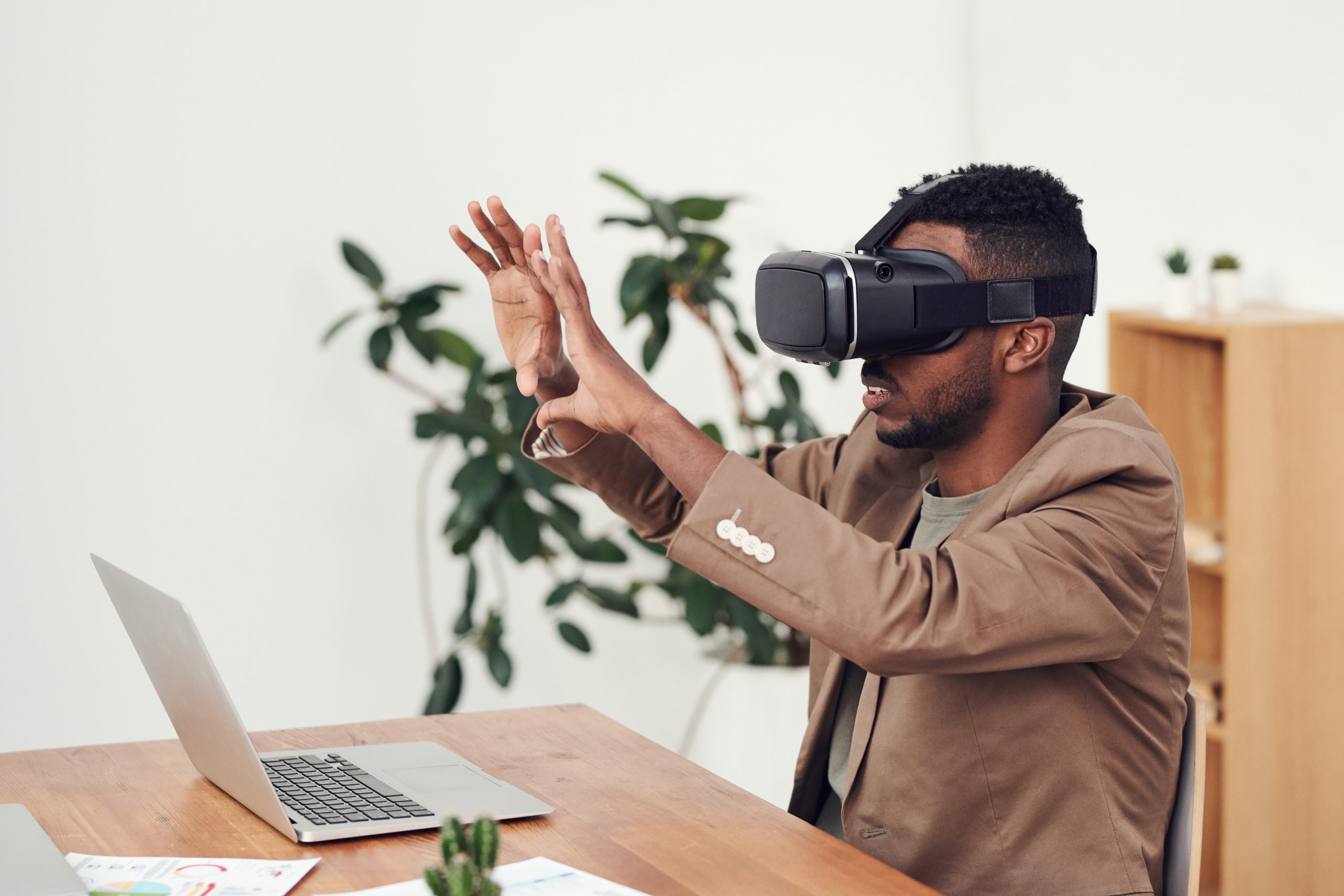 Augmented Reality (AR) And Virtual Reality (vr) In Marketing: How AI Is 